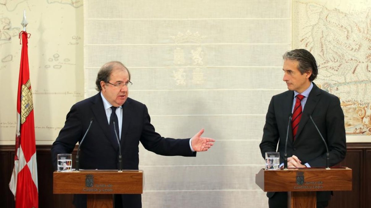 El presidente de la Junta de Castilla y León, Juan Vicente Herrera, se reúne con el ministro de Fomento, Íñigo de la Serna.-ICAL