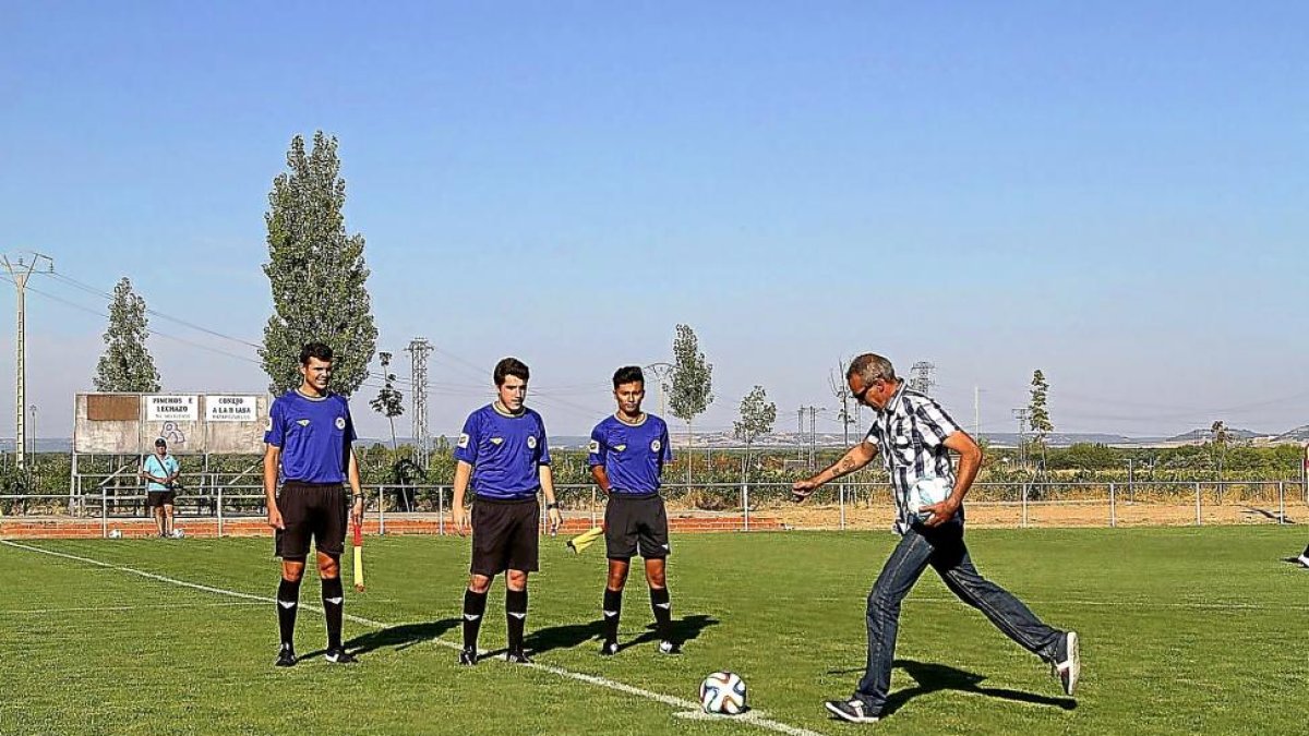 ‘Piro’ realiza el saque de honor en el nuevo césped del campo.-EL MUNDO