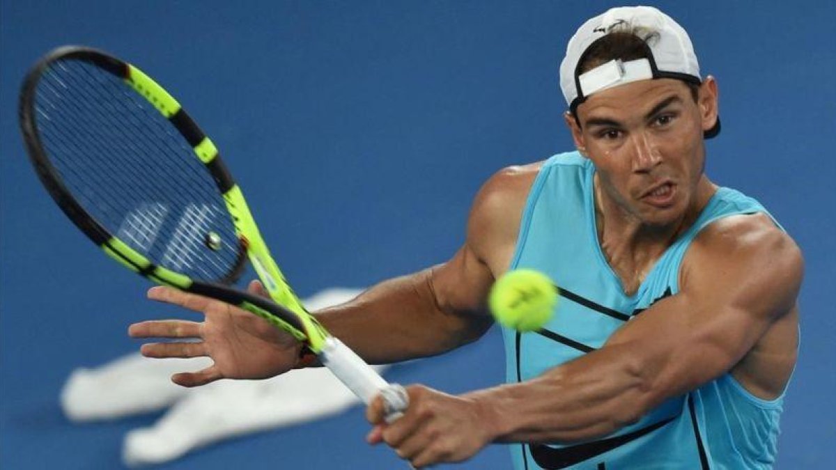 Rafael Nadal, durante un entrenamiento en Melbourne previo al Abierto de Australia.-AFP / PAUL CROCK