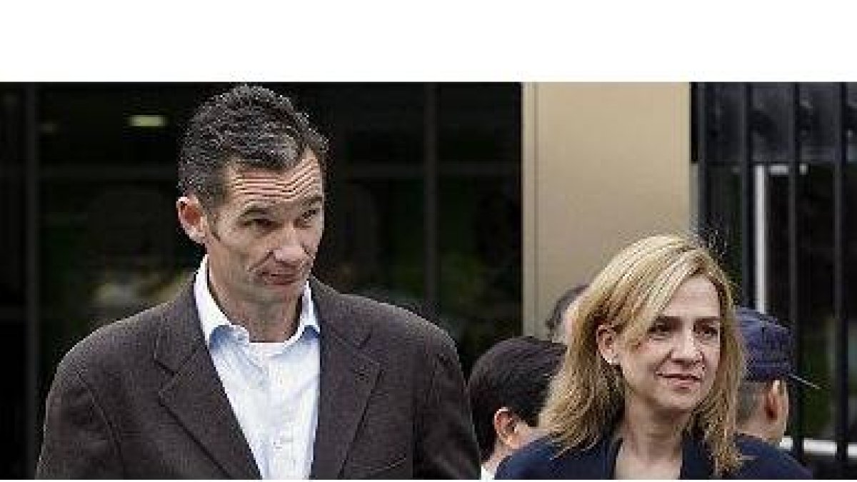 La infanta Cristina e Iñaki Urdangarin salen del hospital Quirón San José tras visitar al rey Juan Carlos, en noviembre del 2012.-Foto: EFE / SERGIO BARRENECHEA
