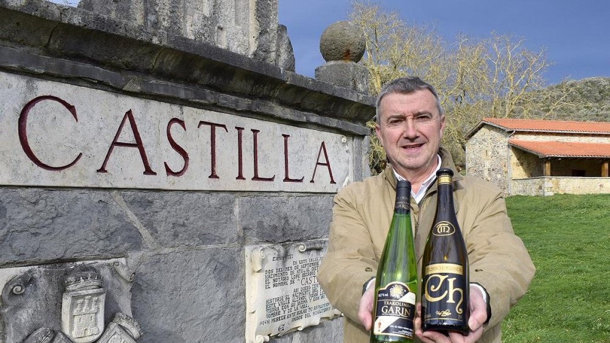 Jose Maria Garín Etxeberria en el monumento del Monasterio de Taranco, en el Valle de Mena, donde aparece por primera vez la palabra ‘Castilla’.-