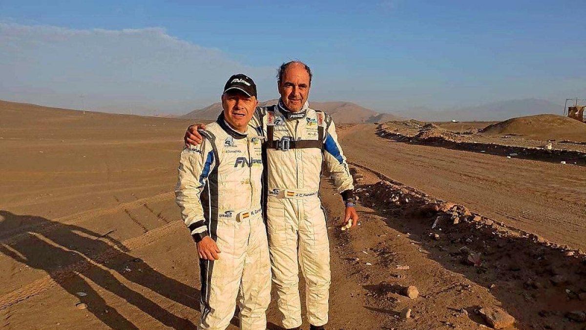 Carranza y Fernández, en pleno desierto.-GUSTAVO EPIFANIO