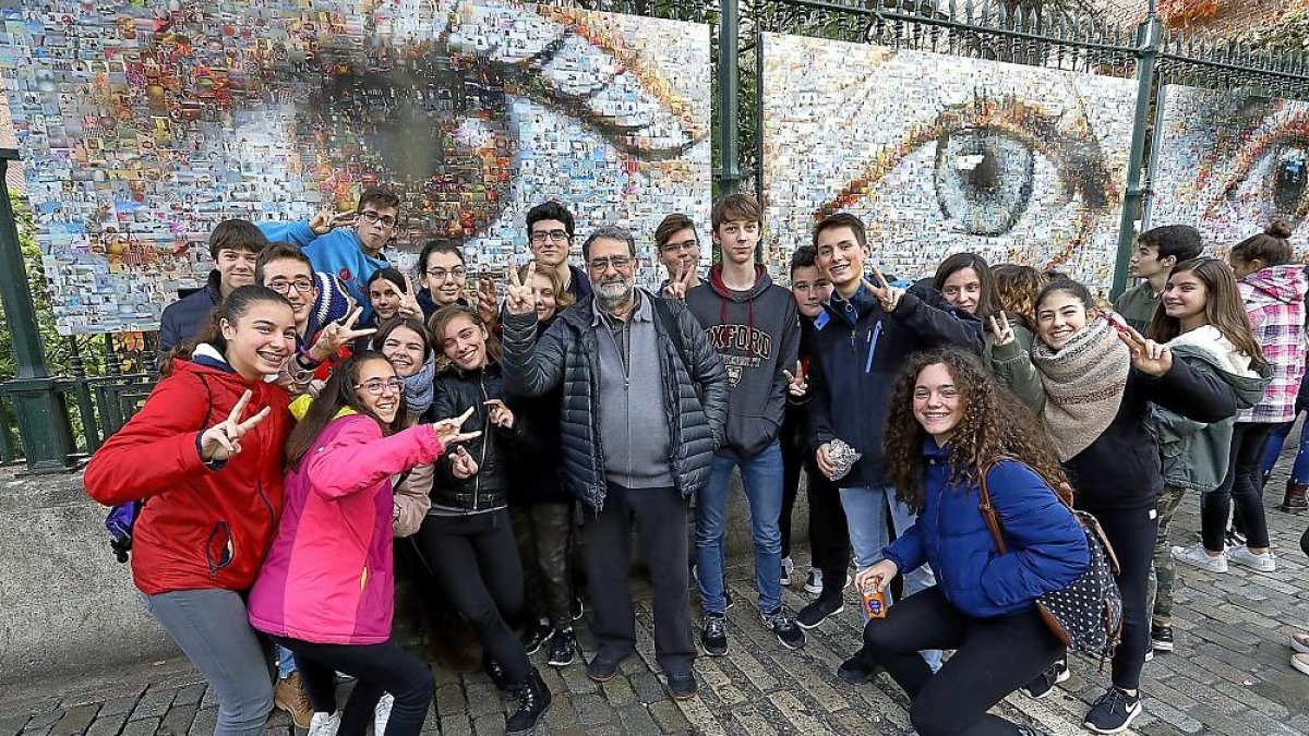 Fontcuberta posa con los murales junto a  alumnos del IESEmilio Ferrari que han participado en el proyecto.-J.M.LOSTAU