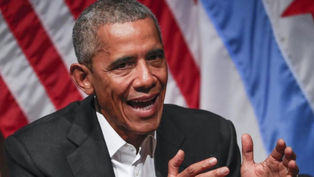 Obama, en su primer acto público tras dejar la presidencia de EEUU, en la Universidad de Chicago, el 24 de abril.-EFE / TANNEN MAURY