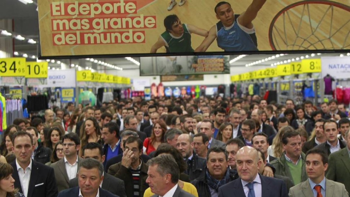 El alcalde de Arroyo de la Encomienda, José Manuel Méndez, el presidente de Decathlon España, Michel D'Humieres y el presidente de la Diputación, Jesús Julio Carnero-J.M.Lostau
