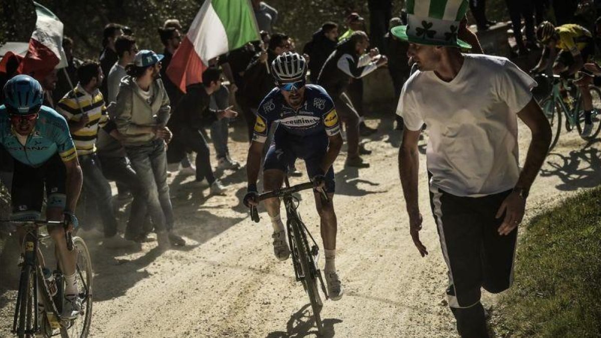 Julian Alaphilippe, en un tramo de sterrato de la Strade Bianche.-AFP / MARCO BERTORELLO