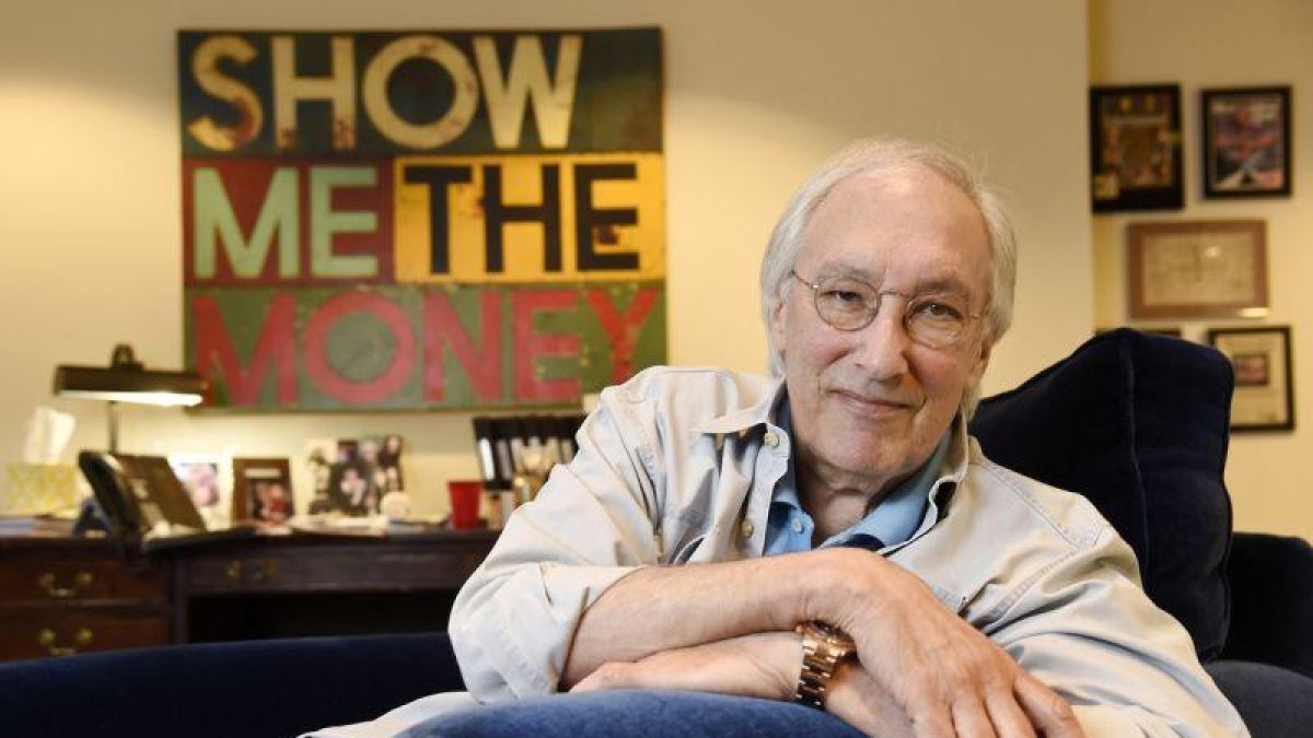 Steven Bochco, en su despacho de California, en agosto del 2016.-CHRIS PIZZELLO (AP)