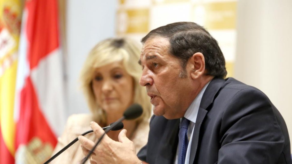 El consejero de Sanidad, Antonio María Sáez, ayer durante la presentación del libro '100 medidas que mejoran el sector de la salud' junto con la doctora en Medicina y Cirugía Verónica Casado-ICAL