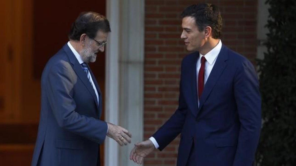 El presidente del gobierno, Mariano Rajoy y el secretario general del PSOE, Pedro Sanchez, durante un encuentro en Moncloa.-AGUSTIN CATALAN