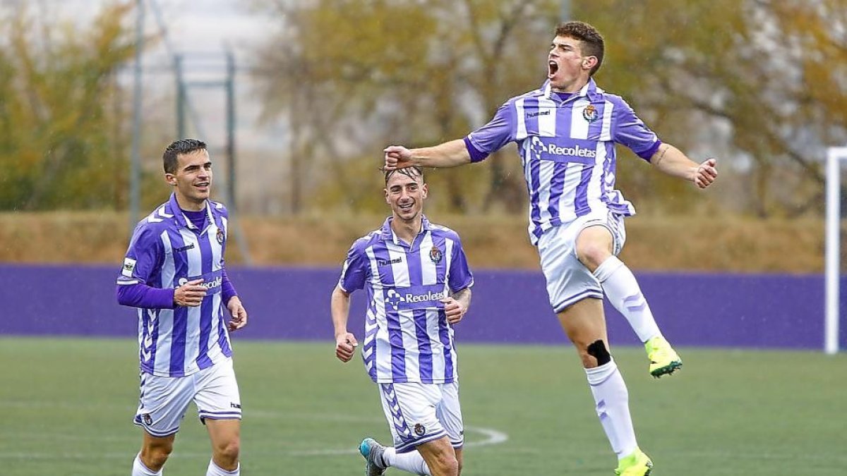 Samanes salta celebrando su gol desde fuera del área.-J.M.LOSTAU