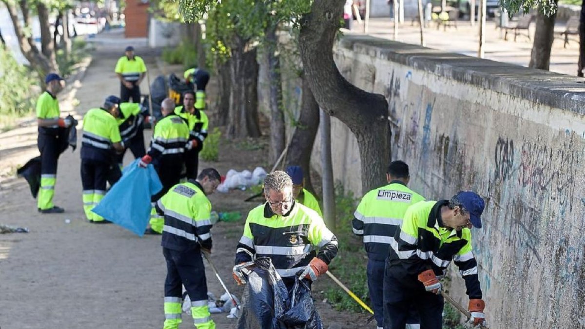 Trabajadores del Servicio de Limpieza recogen residuos en la zona de Las Moreras.-E. M.