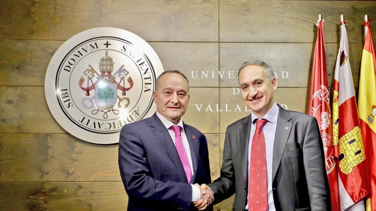 Daniel Miguel San José y Antonio Largo Cabrerizo se saludan tras pasar a la segunda vuelta en las elecciones al Rectorado de la Universidad de Valladolid.-ICAL