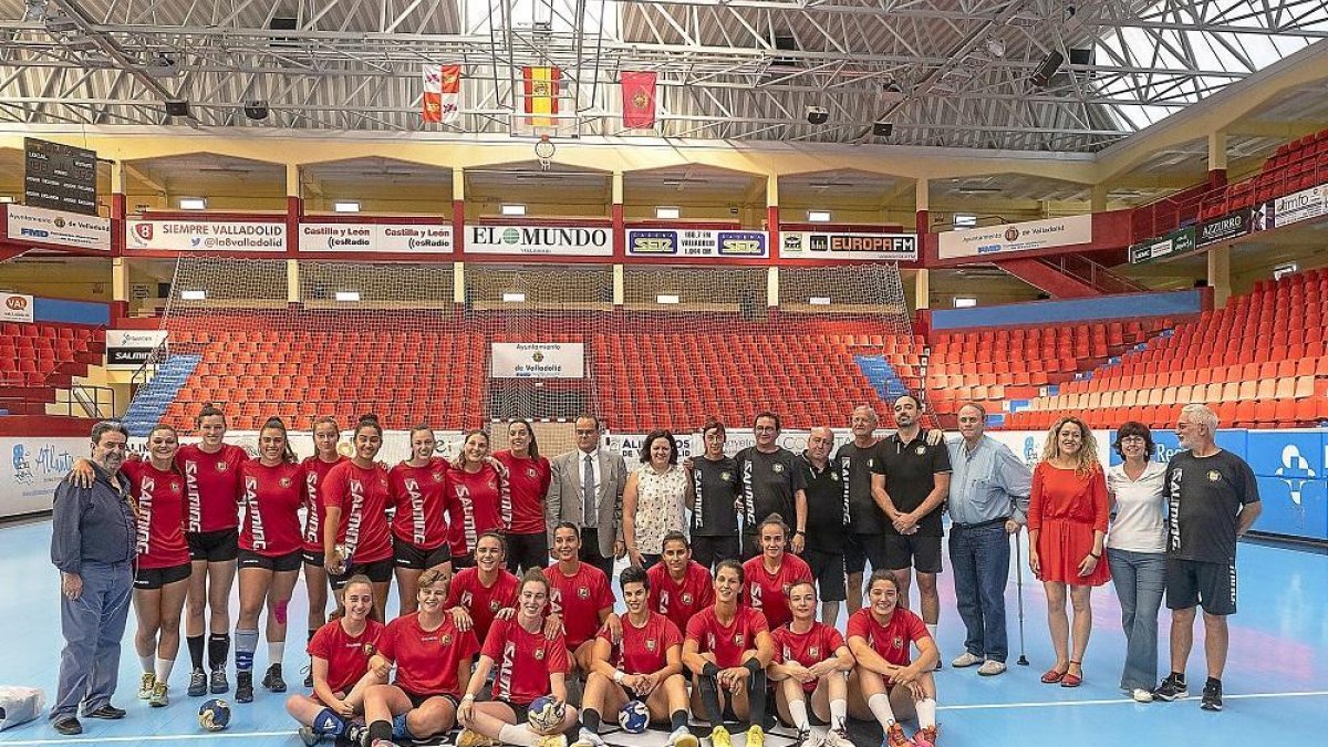 Foto de familia del Aula Alimentos de Valladolid en su primer día de pretemporada en Huerta del Rey.-MIGUEL ÁNGEL SANTOS
