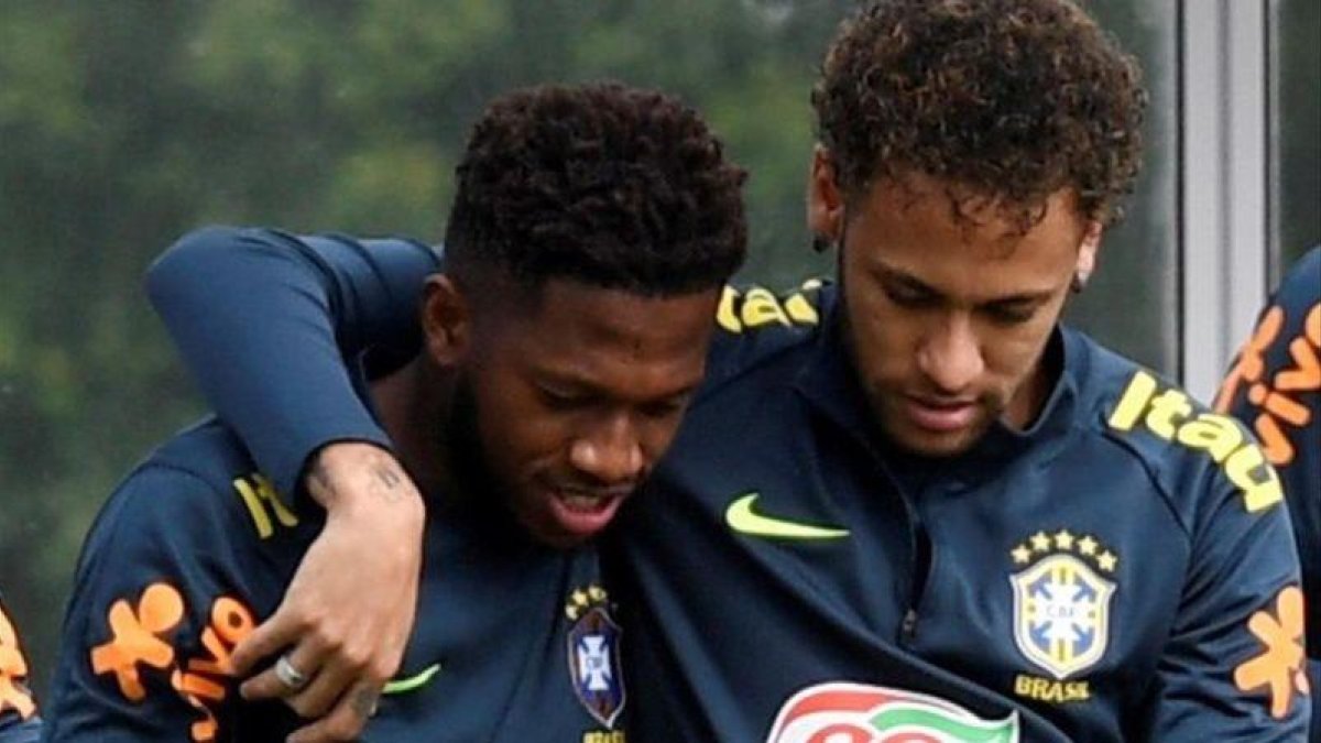 Fred junto a Neymar en un entrenamiento de la selecicón de Brasil en Londres.-EFE / WILL OLIVER