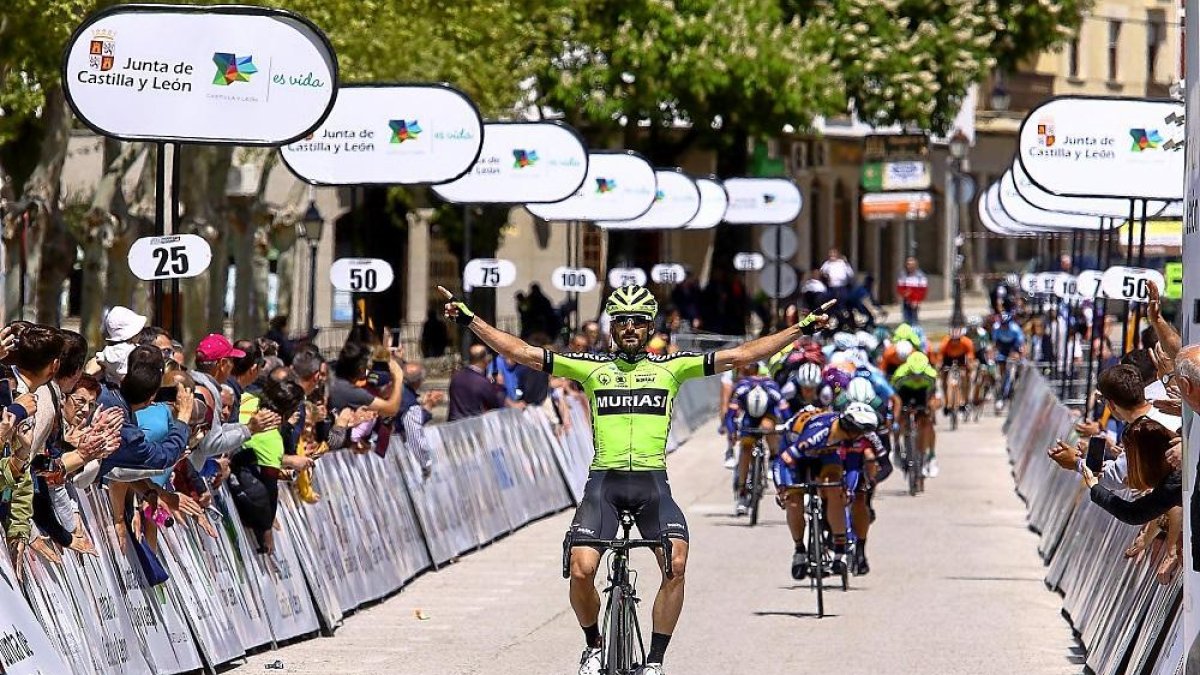El navarro Enrique Sanz, del equipo Euskadi-Murias, celebra su victoria en la tercera y última etapa de la Vuelta Ciclista a Castilla y León.-CÉSAR SÁNCHEZ / ICAL