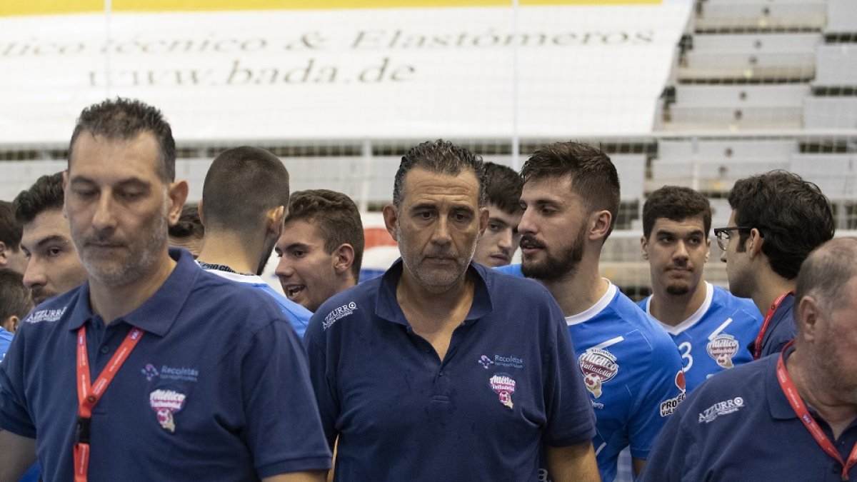 Ollero, Pisonero y jugadores del Recoletas con el semblante triste. / EL MUNDO
