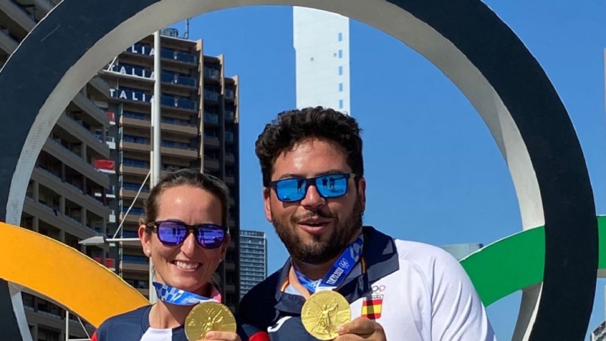Fátima Gálvez y Alberto Fernández posan con las medallas de oro de Tokio. EM