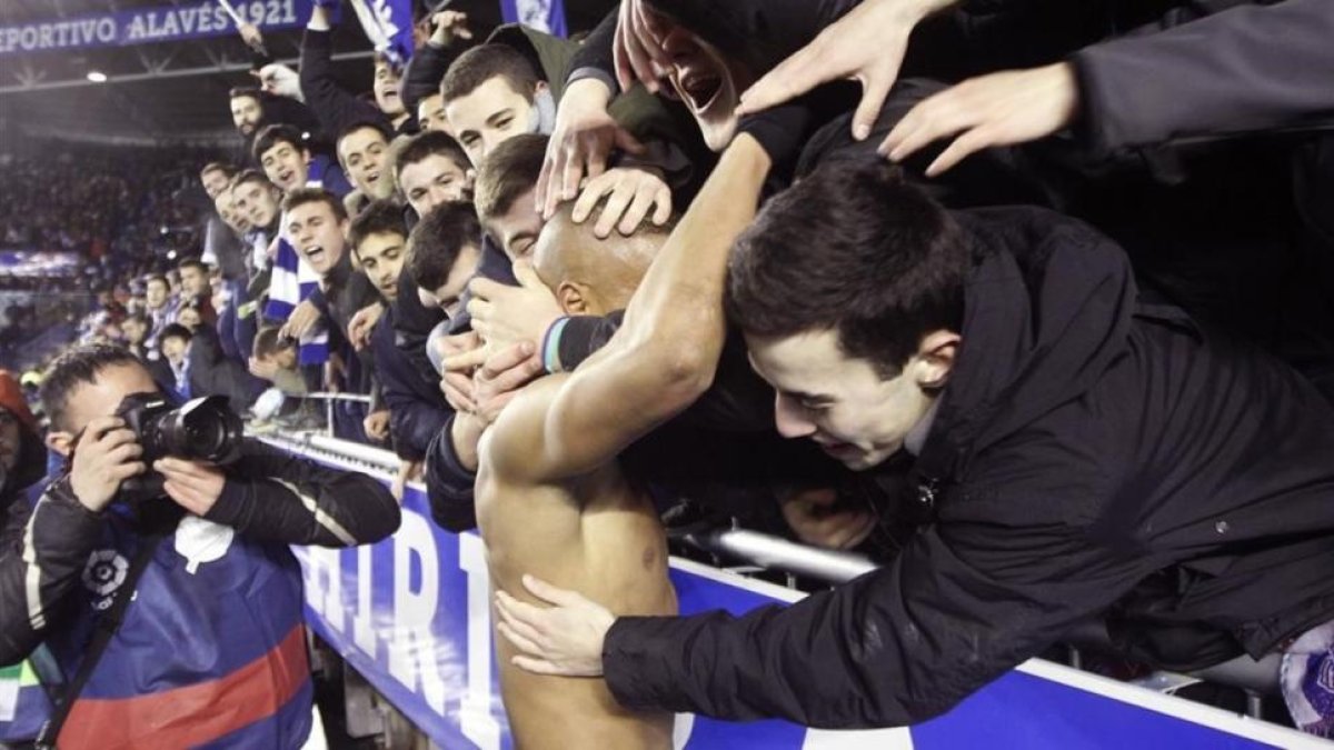 Deyverson (sin camiseta) abrazado a la afición rival-Adrian Ruiz de Hierro