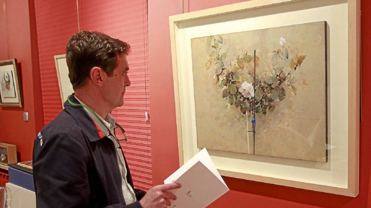 Alberto Pérez contempla una de las obras de Florencio Galindo.-J. M. Lostau