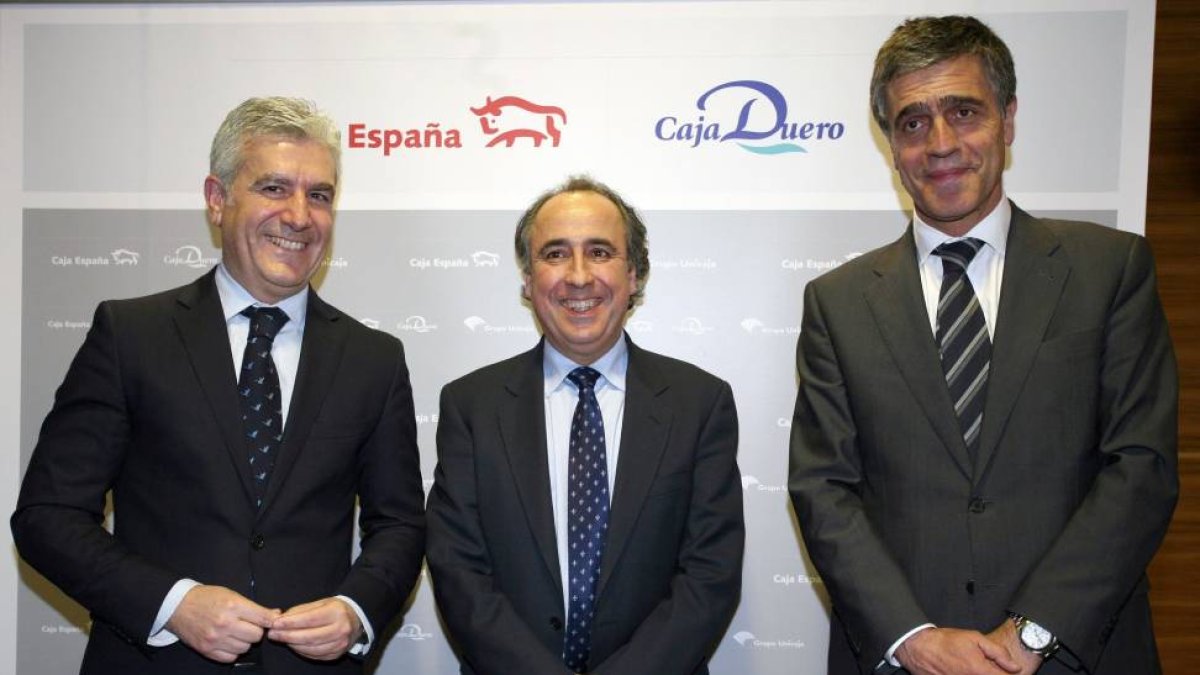 El economista Emilio Duró y el director general de Banca Comercial de Caja España-Duero, Carlos Ranera (I), y el director Territorial de Caja España-Duero en Valladolid, Eduardo Luis López Enríquez (D)-Ical