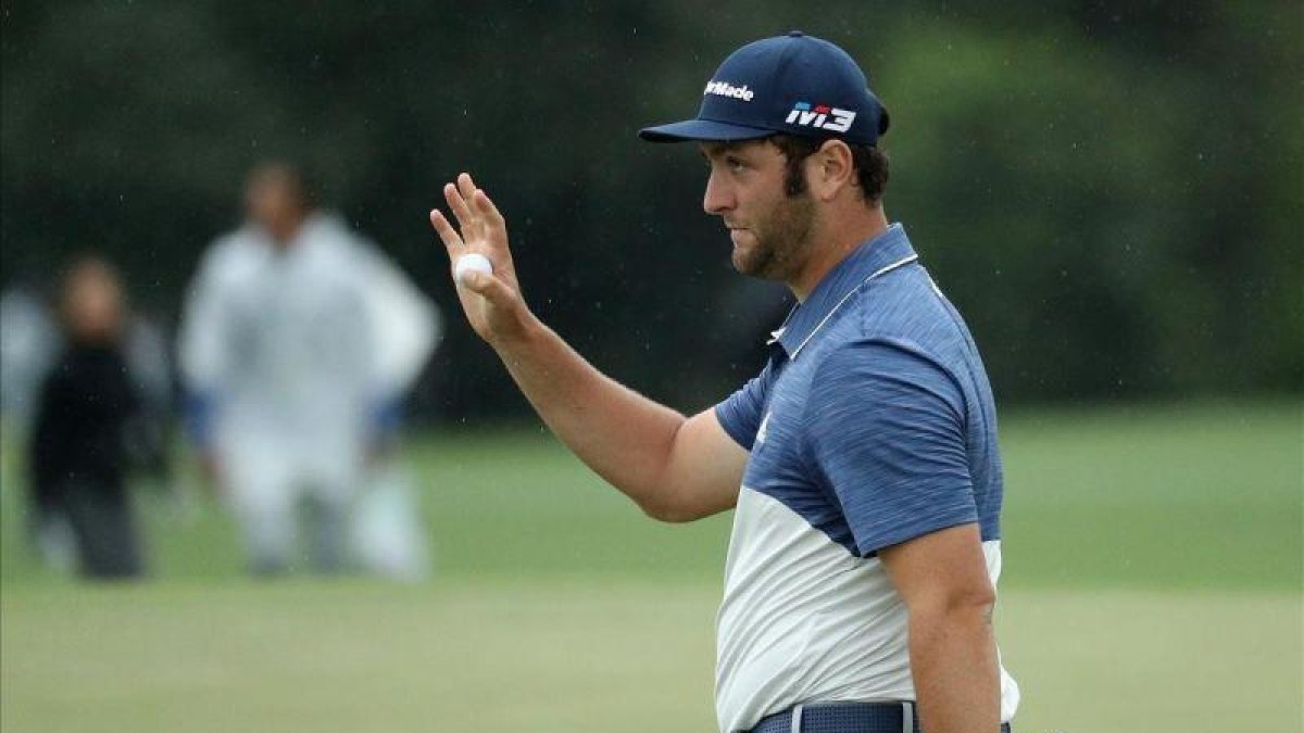 Jon Rahm saluda al público de Augusta después de patear en el hoyo 17.-PATRICK SMITH (AFP)