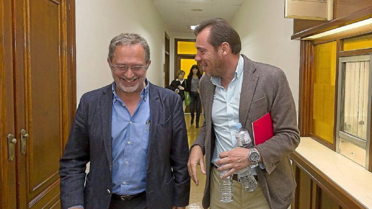 Saravia y Puente, en el Ayuntamiento, tras la reunión.-Pablo Requejo