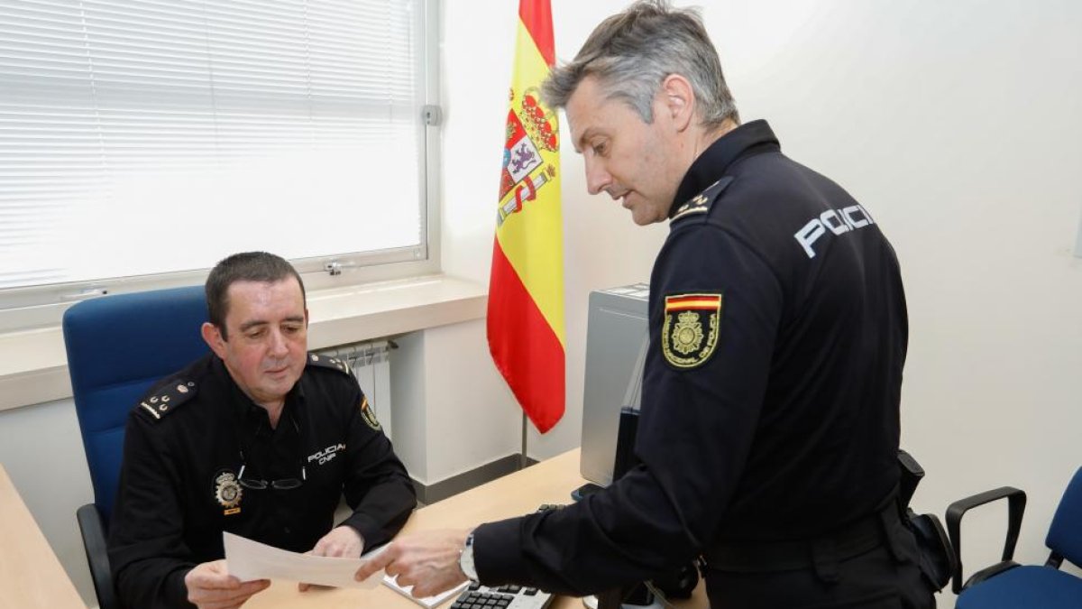 El interlocutor policial sanitario de Valladolid, Pablo Holgado, sentado, junto a un compañero.-J.M. LOSTAU