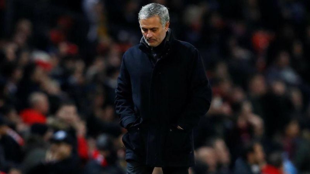 Mourinho abandona Old Trafford tras ser eliminado por el Sevilla de la Champions.-REUTERS / JASON CAIRNDUFF