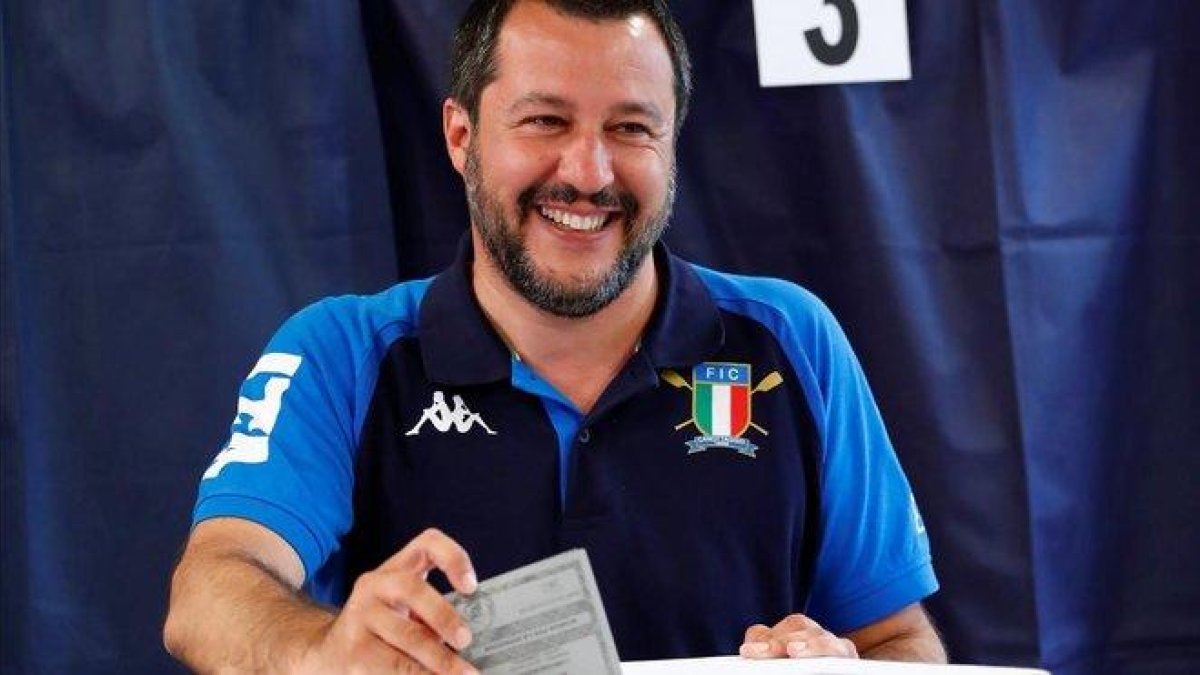Matteo Salvini votando en Milán (Italia) para las elecciones europeas.-ALESSANDRO GAROFALO (REUTERS)