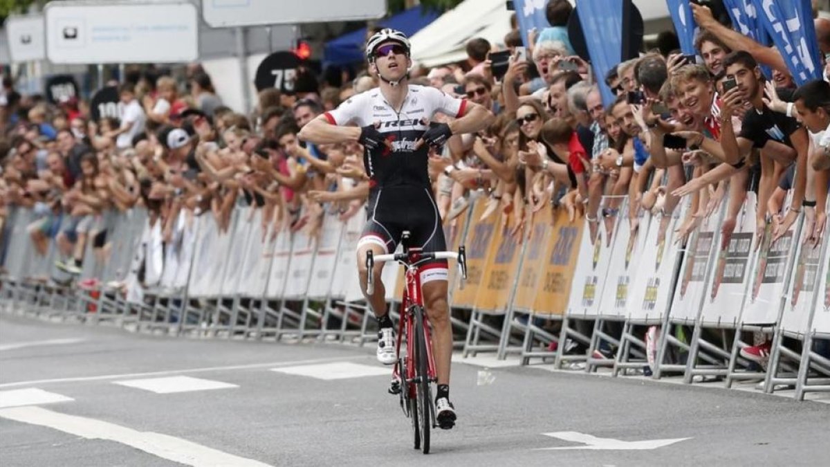 El ciclista holandés consigue una victoria en solitario en la Klasikoa.-EFE / JUAN HERRERO
