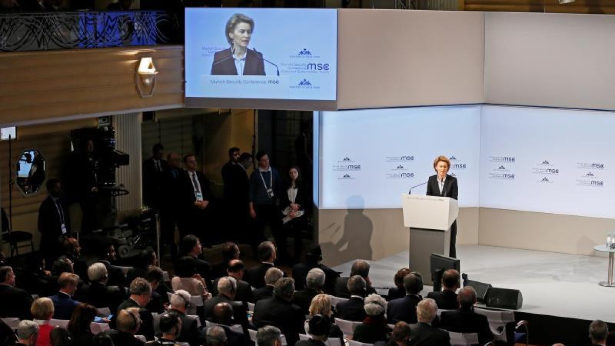 La ministra de Defensa alemana, Ursula von der Leyen, ofrece un discurso durante la 54ª Conferencia de Seguridad de Múnich (MSC), en Múnich (Alemania) hoy, 16 de febrero de 2018.-EFE
