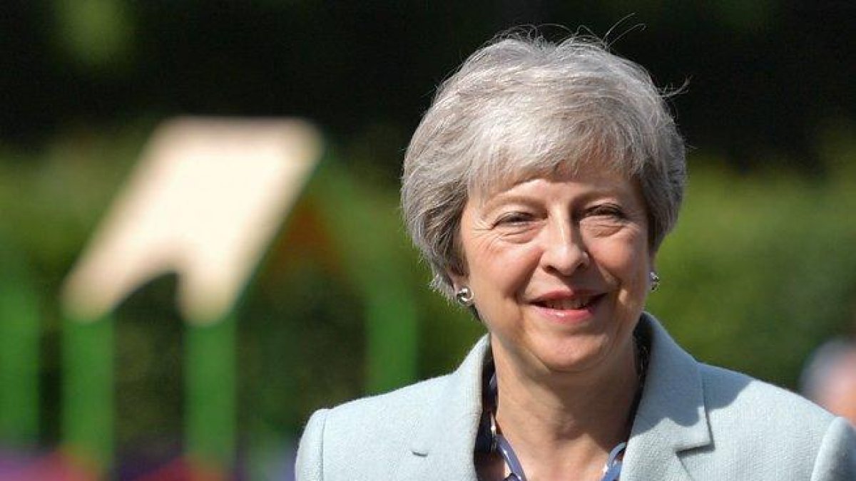 Theresa May, este jueves, a su llegada al colegio electoral para votar en las europeas, en Londres.-AFP
