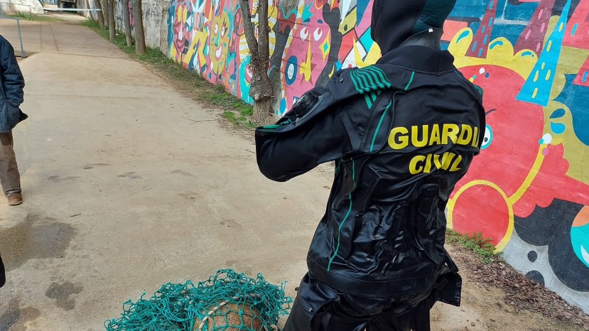 La Guardia Civil recupera cinco bolas decorativas del siglo XVI del Pisuerga. / ICAL