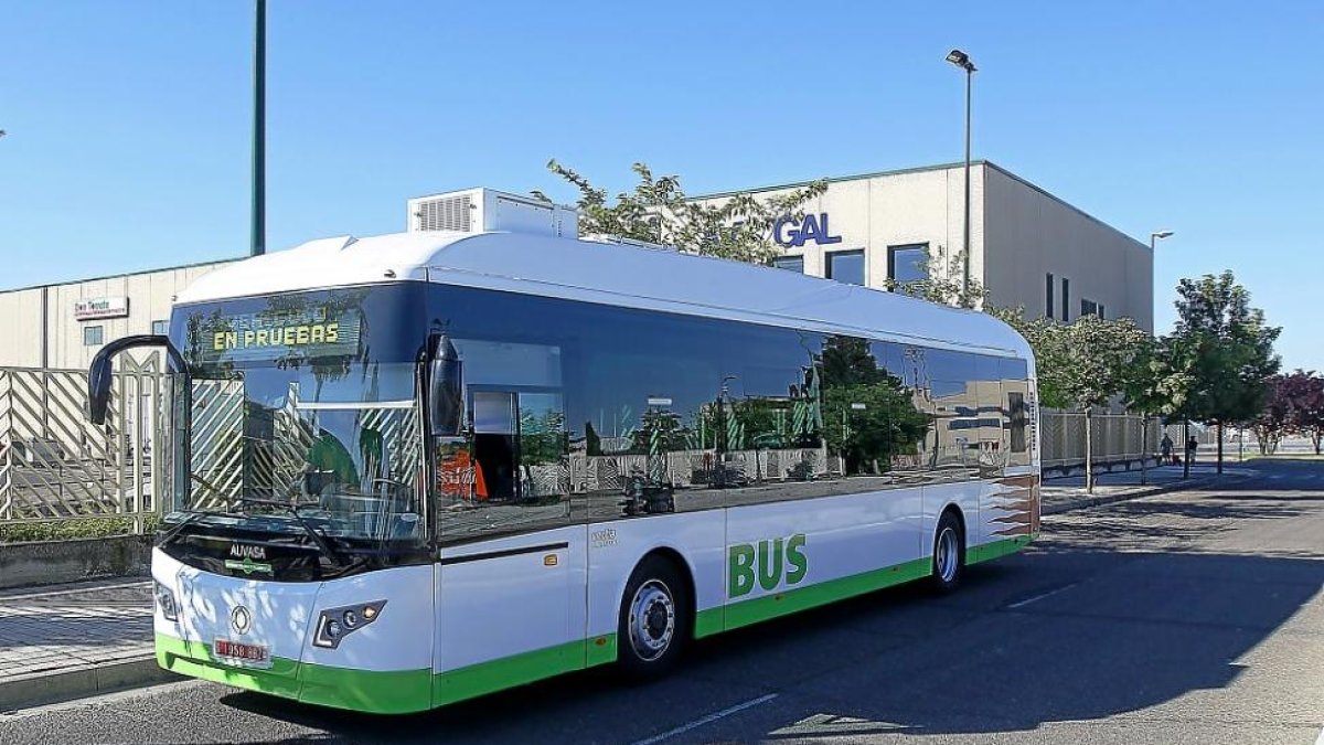 Un autobús híbrido como los que se incorporarán a la flota, en fase de prueba.-J.M. LOSTAU
