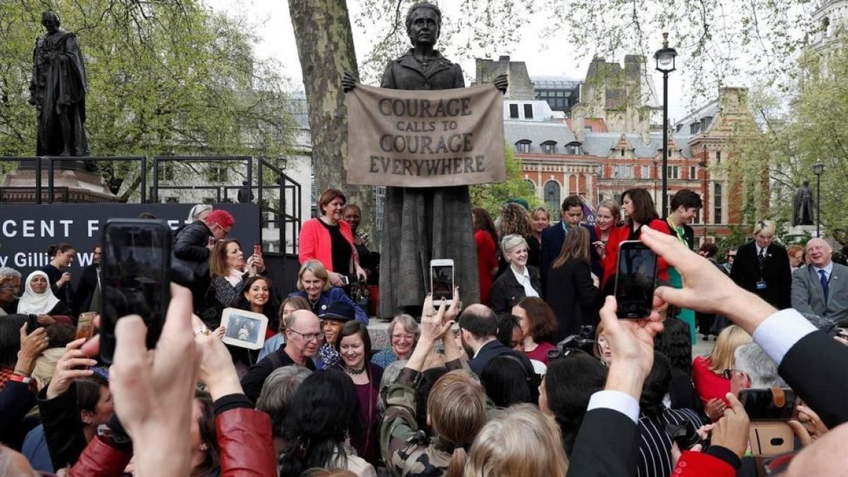 Decenas de personas se fotografían con la nueva estatua de la Plaza del Parlamento, que representa a la líder del movimiento sufragista Millicent Fawcett.-/ ADRIAN DENNIS (AFP)