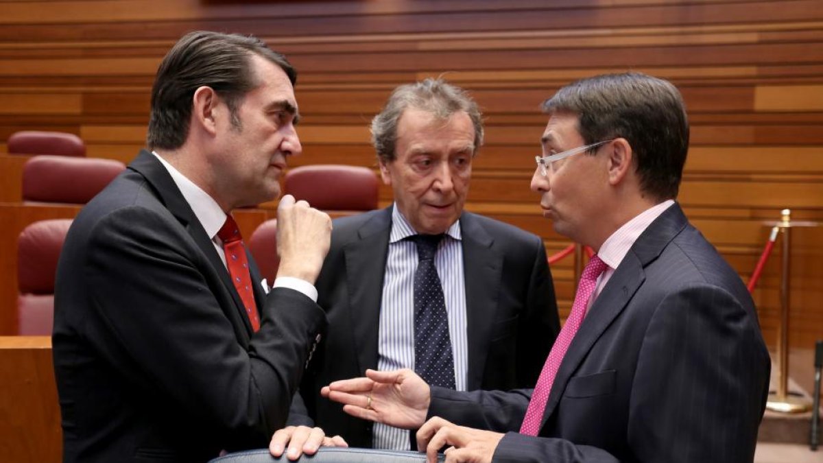 El consejero de Fomento y Medio Ambiente, Juan Carlos Suárez-Quiñones; el vicepresidente de la Junta y consejero de la Presidencia, José Antonio de Santiago-Juárez; y el procurador socialista Fernando Pablos; durante el Pleno de las Cortes-ICAL