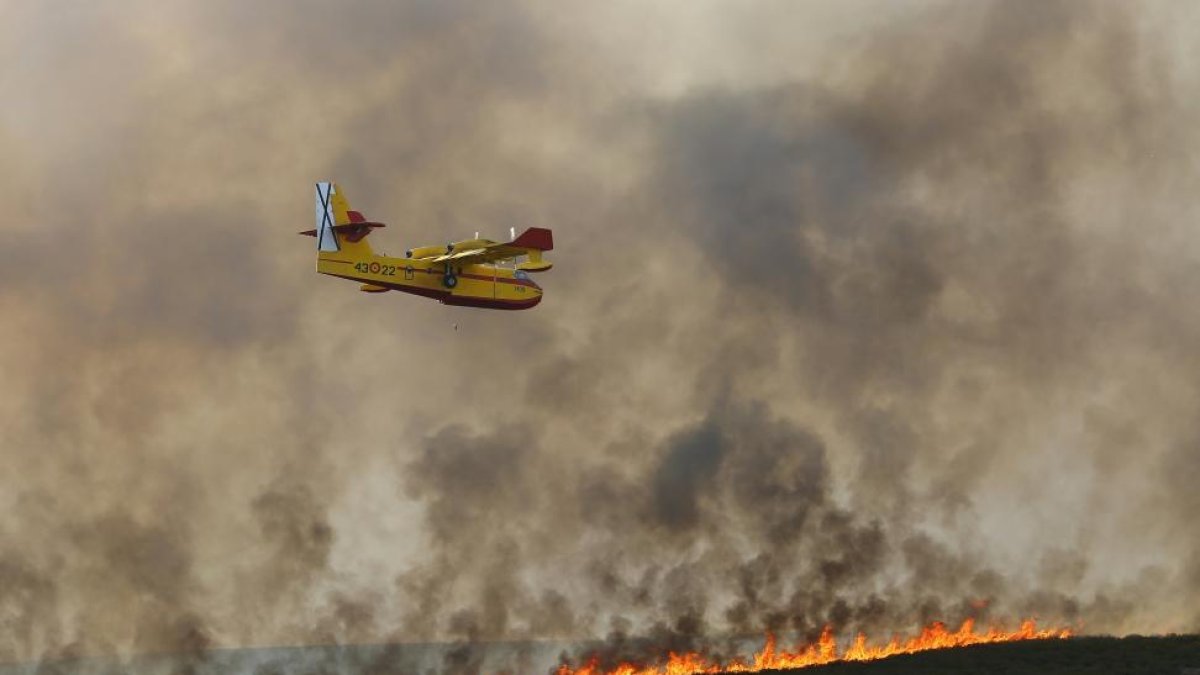 Incendio en la localidad leonesa de Fabero.-EL MUNDO