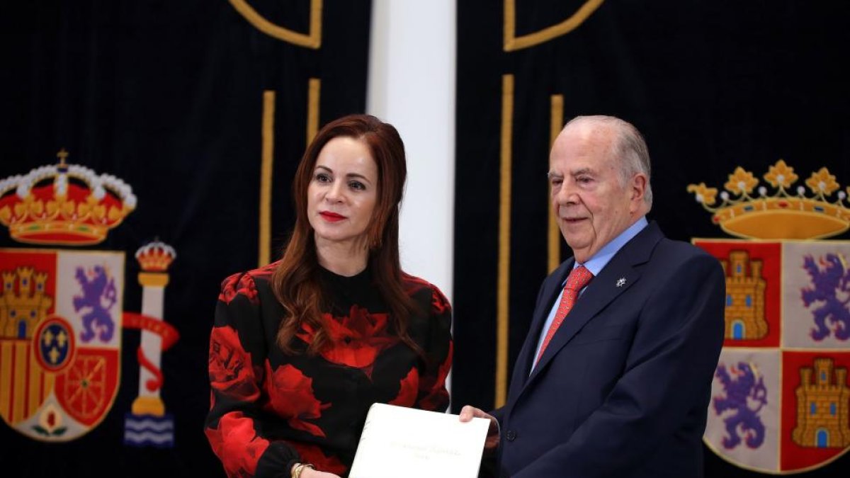 La presidenta de las Cortes, Silvia Clemente, y el Procurador del Común, Javier Amoedo, presentan el Informe Anual de la actividad de esta institución en 2016.-ICAL