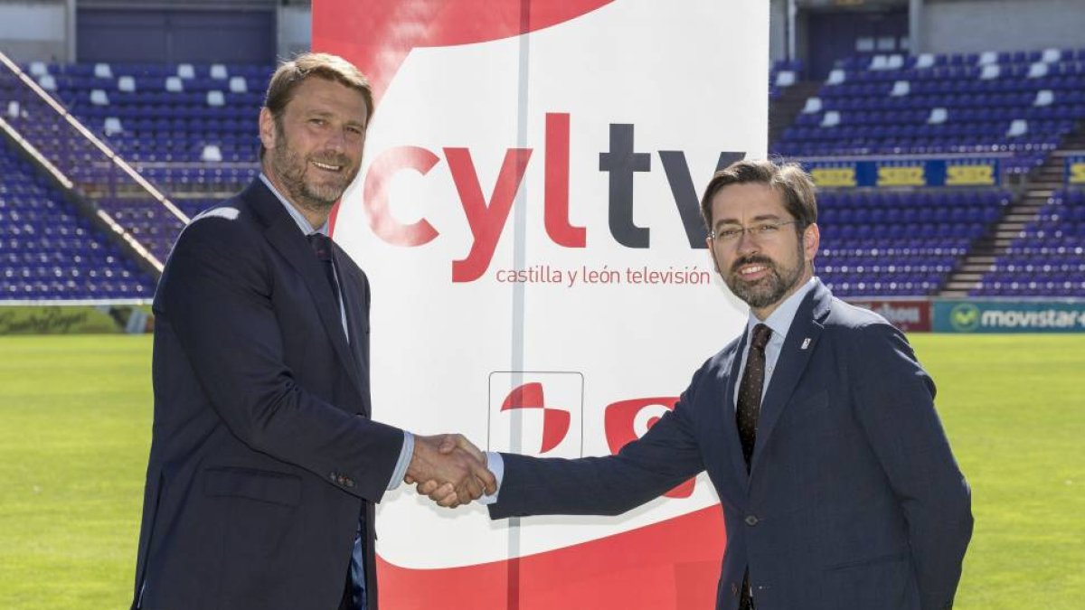 Eduardo Álvarez, director general de RTVCyL, y Carlos Suárez, presidente del Real Valladolid C.F.-ICAL