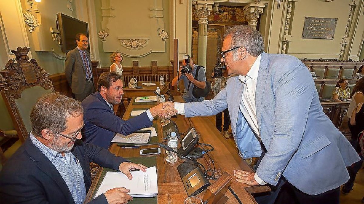 El presidente del Grupo Popular, Martínez Bermejo, saluda al alcalde en presencia de Manuel Saravia.-P. REQUEJO