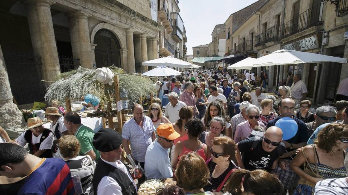 Ciudad Rodrigo (Salamanca) celebra su Martes Mayor, una tradición de origen medieval que reúne a más de 260 comercios.-ICAL