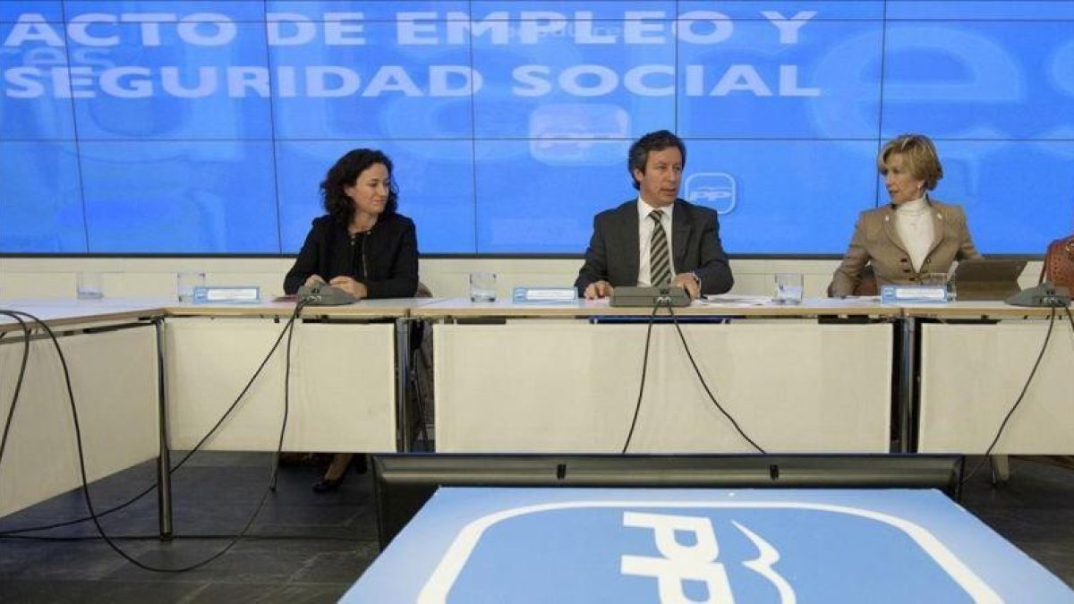 La exdiputada del PP Carmen Álvarez Arenas, a la derecha de Carlos Floriano, en una imagen de archivo.-TAREK PP