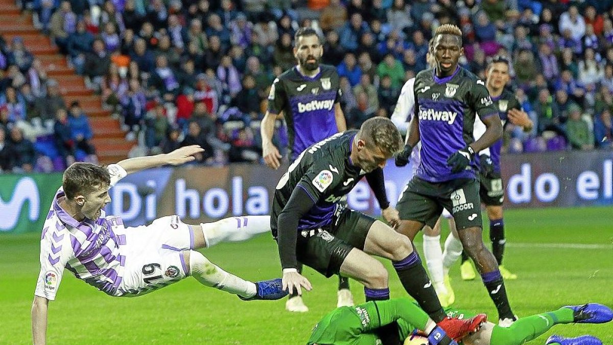 Toni, autor ayer de su primer gol en Primera, cae en el área ante la salida del portero visitante Cuéllar.-J.M. LOSTAU