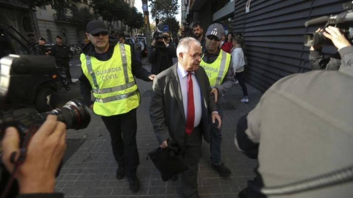 Andreu Viloca, extesorero de CDC, con agentes de la Guardia Civil durante el registro de la sede, en octubre pasado.-DANNY CAMINAL