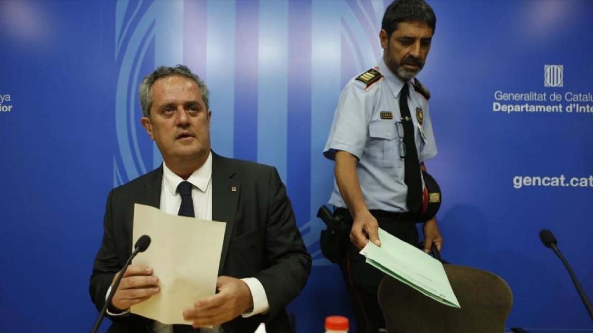 La comparecencia del conseller Joaquim Forn y del major de los Mossos, Josep Lluís Trapero, sobre el aviso de la CIA.-ALBERT BERTRAN