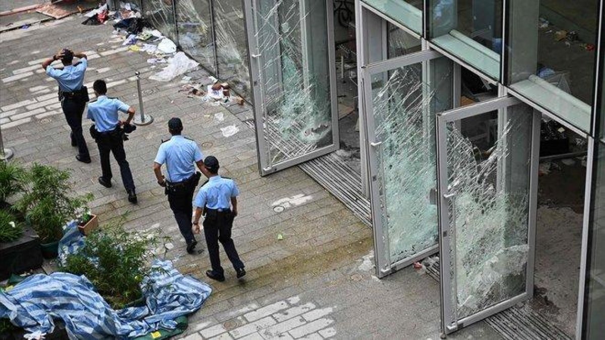 Policías patrullan ante el Parlamento de Hong Kong.-AFP / HECTOR RETAMAL