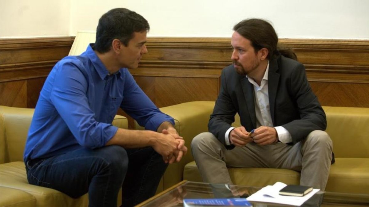 Pedro Sánchez y Pablo Iglesias, reunidos en el Congreso.-DAVID CASTRO