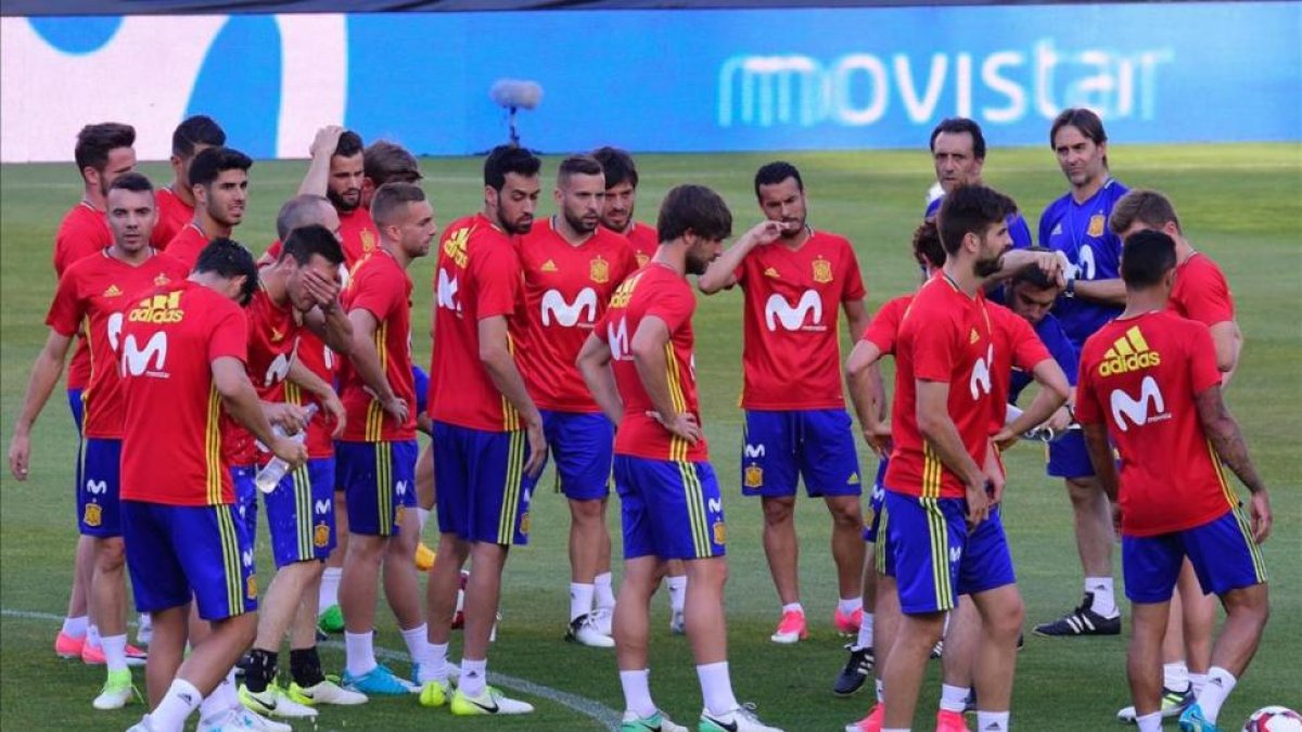 Julen Lopetegui, rodeado por sus jugadores en un entrenamiento de 'La Roja'.-AFP / JOSÉ JORDÁN