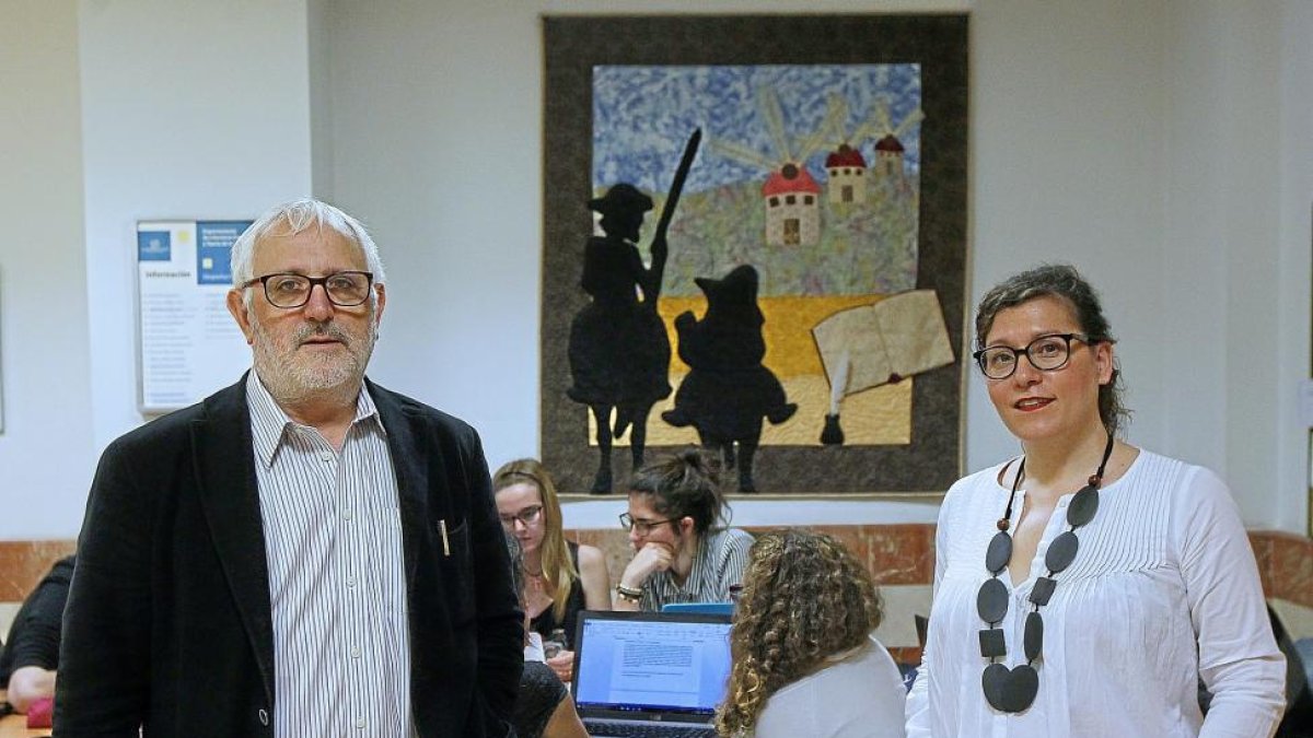 Javier Blasco y Eva Álvarez, profesores de la Universidad de Valladolid, en las instalaciones de la Facultad de Filosofía y Letras.-J. M. LOSTAU