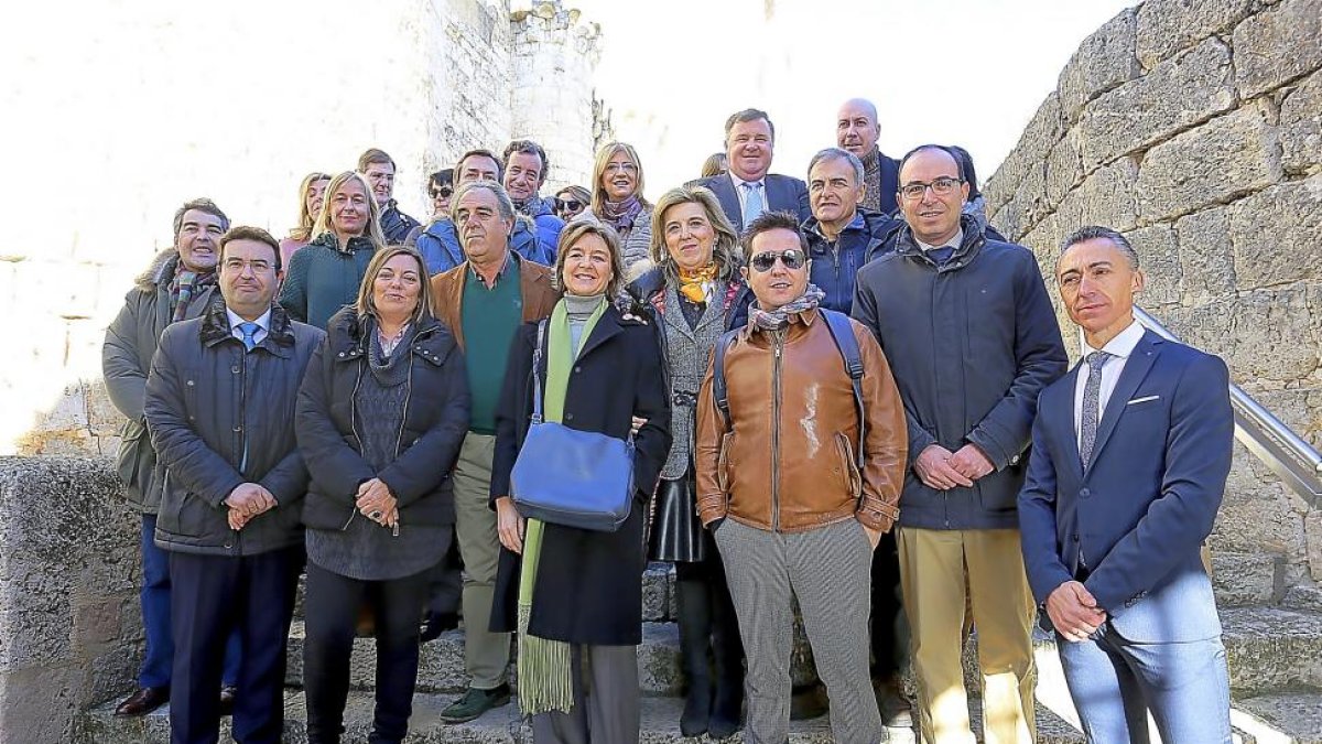 Foto de familia con Milagros Marcos e Isabel Fernández Tejerina en primer término.-ICAL